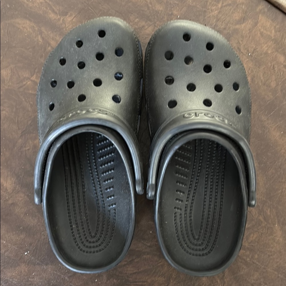 CROCS Black Size 5. Worn only once.